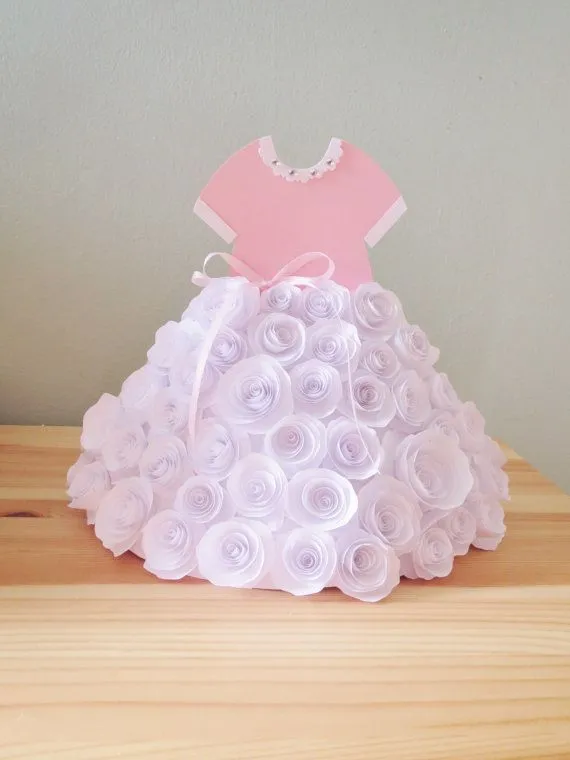 Centro de mesa vestido de niña. Falda en rosas de papel. Para ver ...