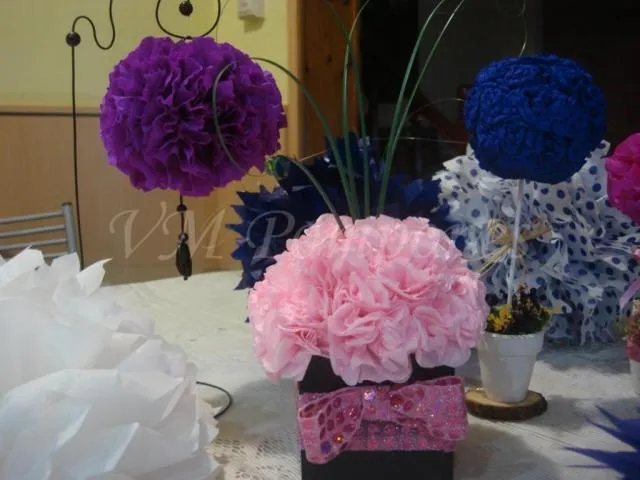Centros de mesa con pompones y globos - Imagui