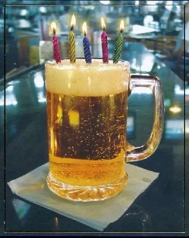 Cerveza con velas de cumpleaños | Feliz Cumpleaños | Pinterest ...