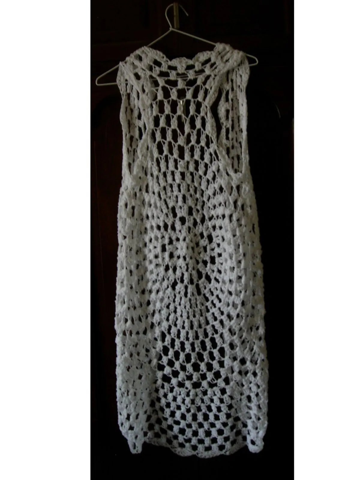 Chaleco blanco largo al crochet