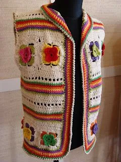 Chalecos, Gorros y Carteras tejidas al crochet con relieves de flores ...