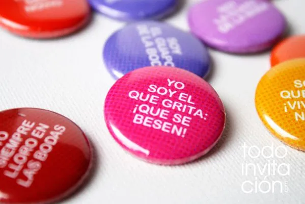 Chapas divertidas para tus invitados en tu boda | Diseño de ...