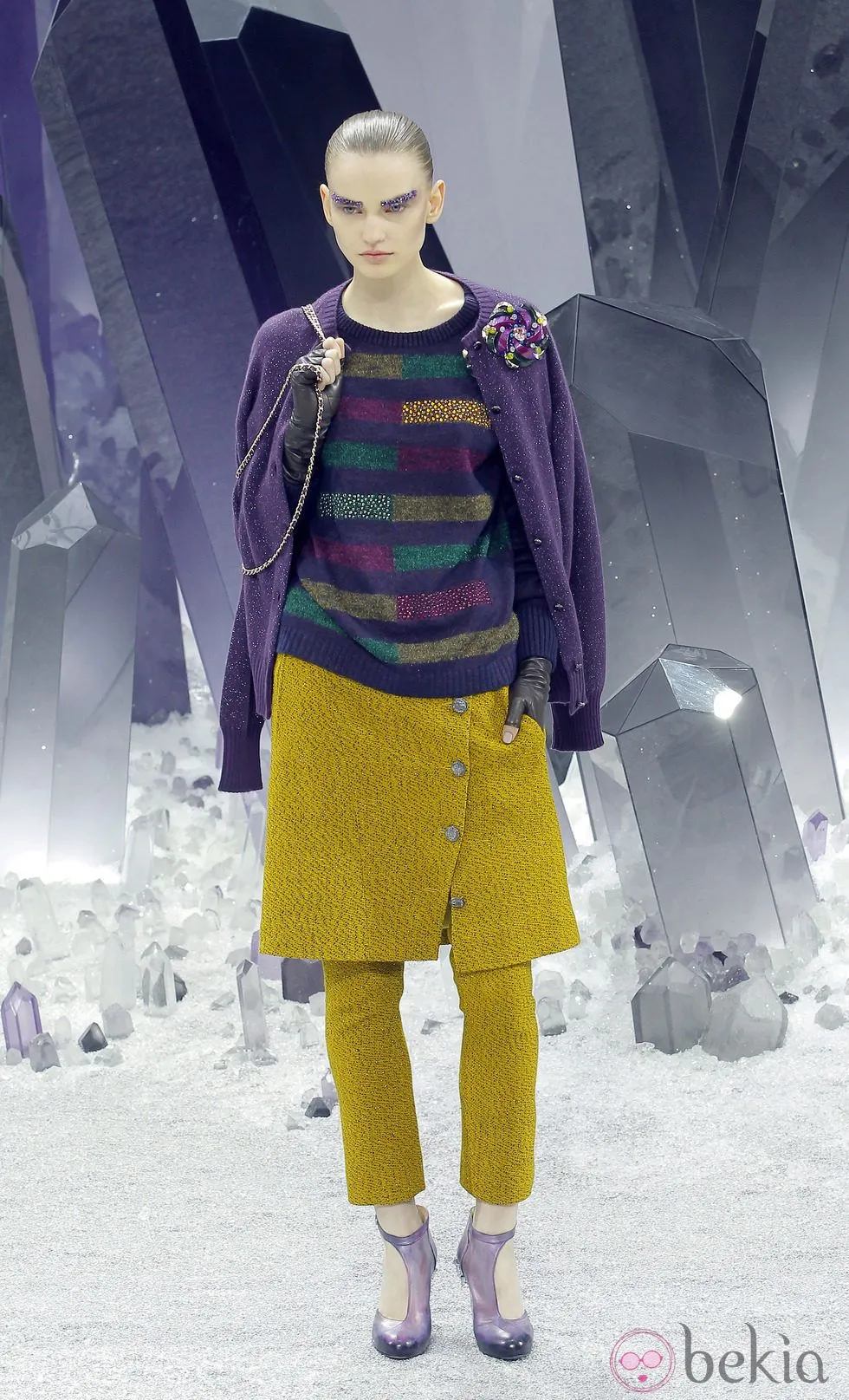 Chaqueta de tweed en tono morado y falda saco en mostaza de Chanel ...