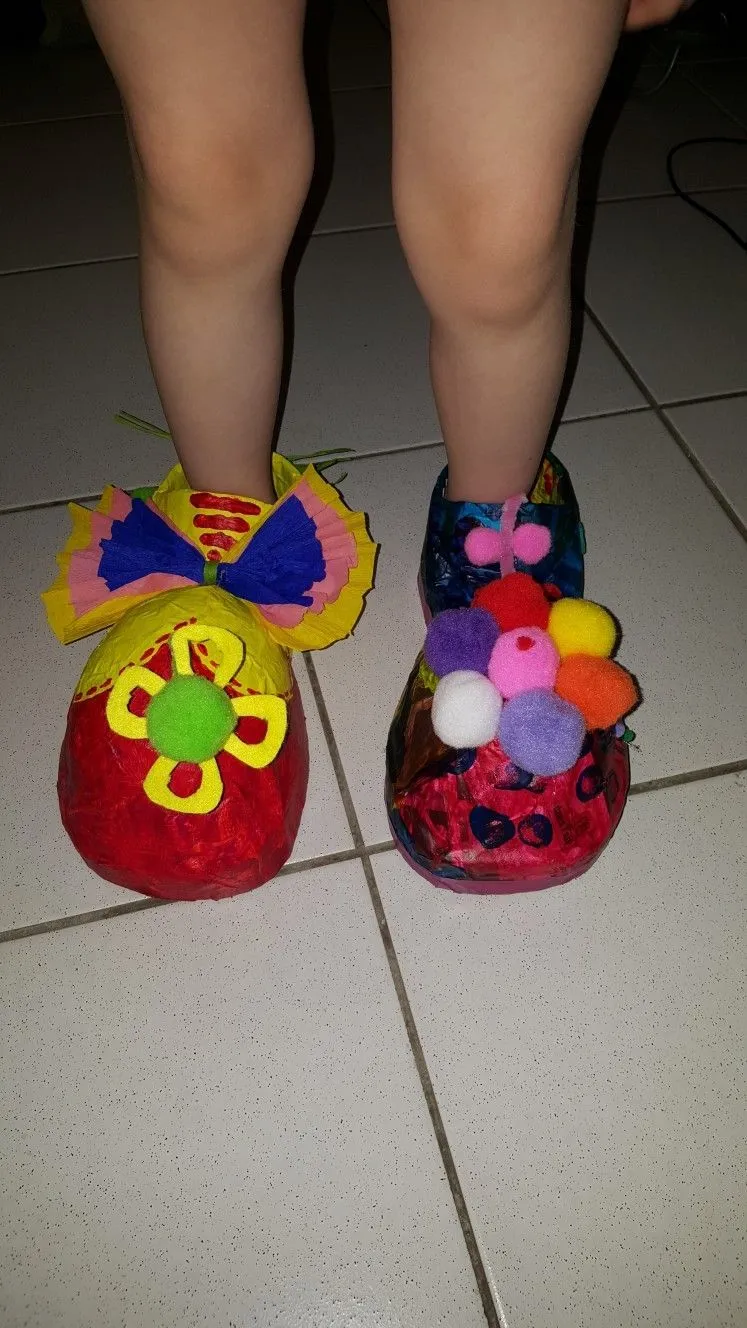 Nos chaussures de clown carton papier mâché crepon | Zapatos de payaso,  Zapatos locos, Disfraces locos