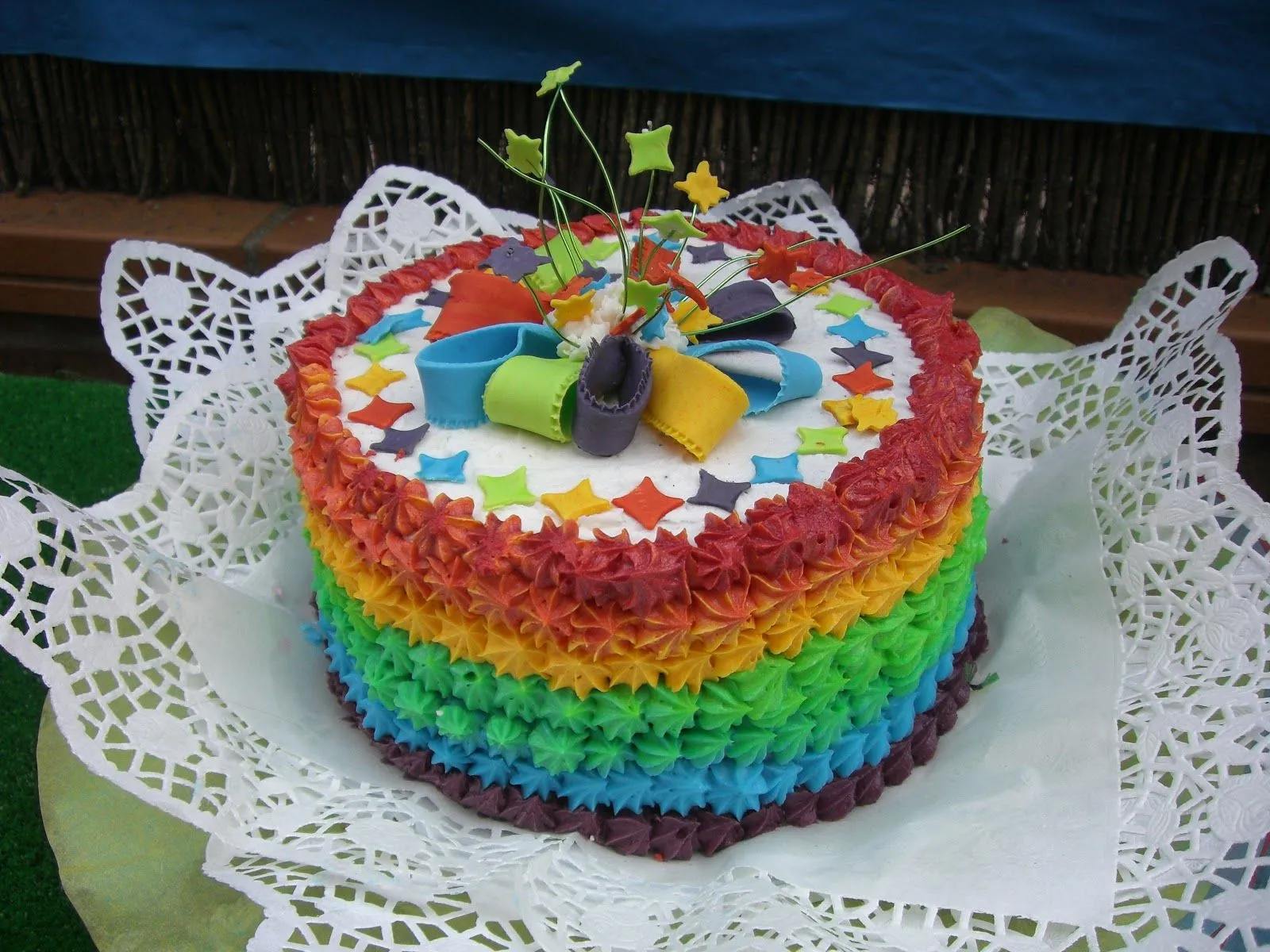 CHEAP AND COOL: Una tarta temática y cupcakes arcoiris