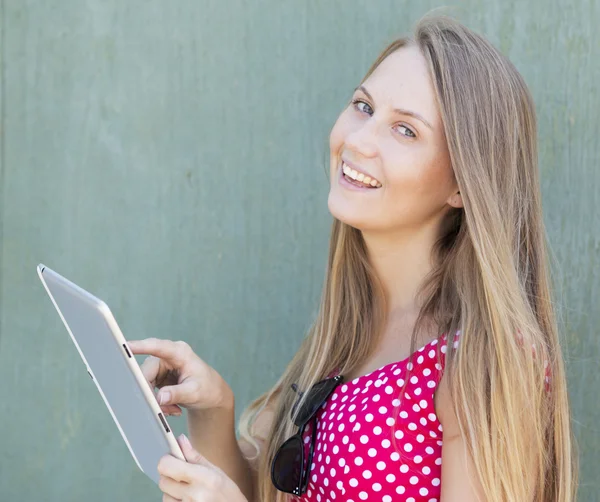 chica guapa tocando el tablet pc y sonriendo — Foto stock ...