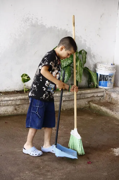 El Chico Barriendo Greeting Card