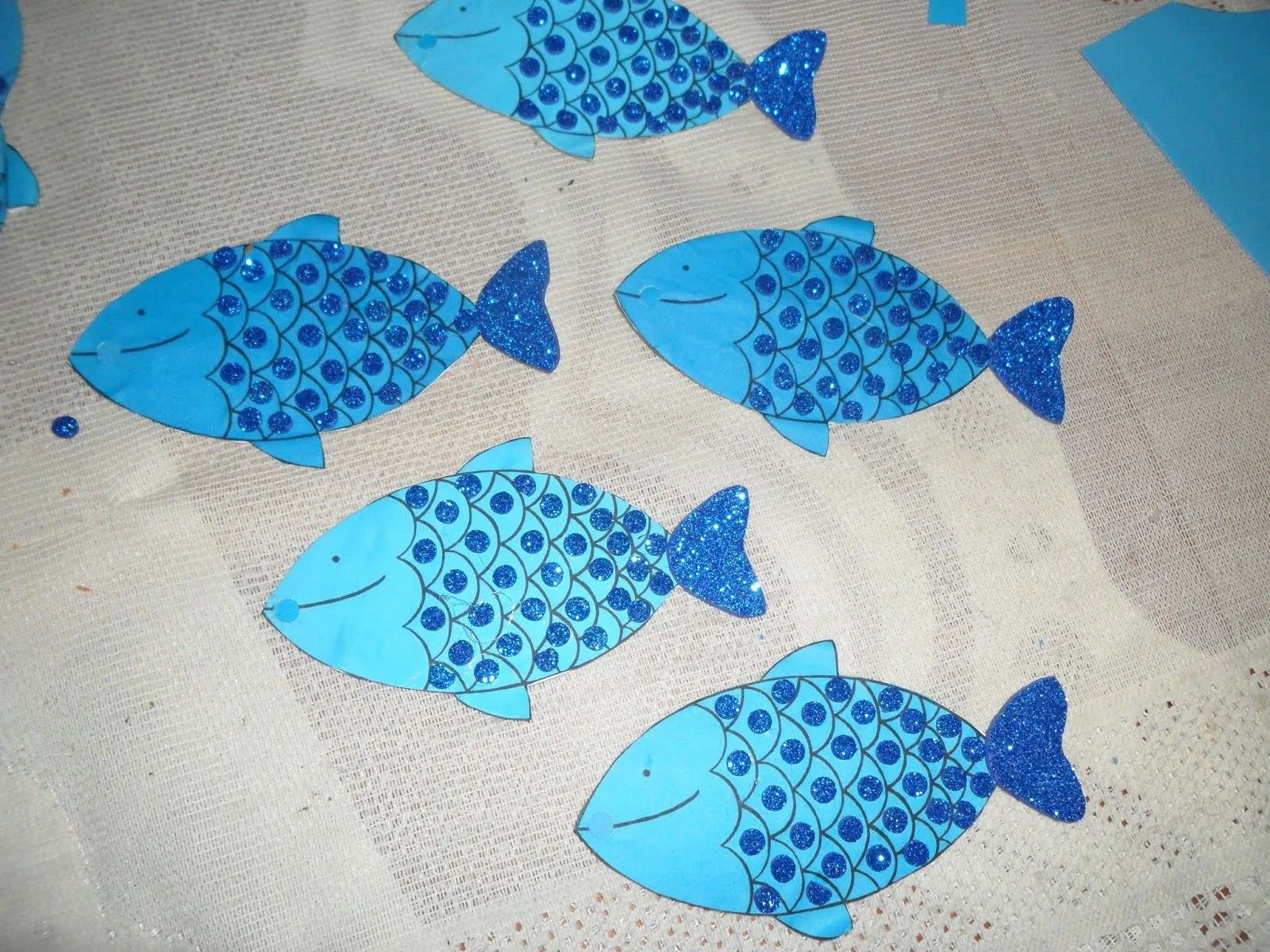 CHIKIIDEAS": Peces de origami y de papel de colores con foami.