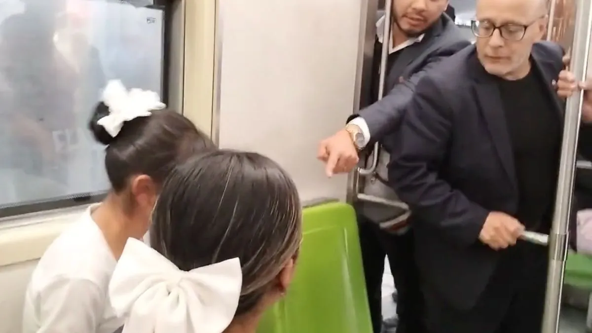 chilango - ¡Es muy injusto!: graban a policías que esposaron a jovencitas  por quedarse dormidas en el Metro CDMX