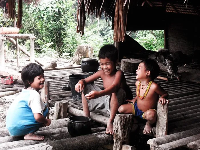 Un chiripok viviendo con la tribu mentawai en Indonesia