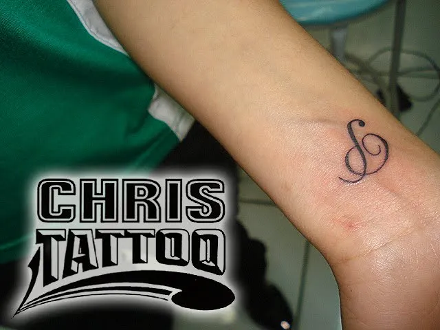 Chris Tattoo: Tatuagem letra no pulso- CHRIS TATTOO ITAJUBÁ