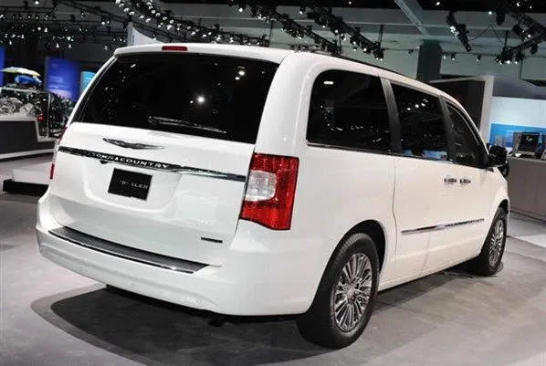 Chrysler Town & Country 2011: ficha técnica, imágenes y lista de ...