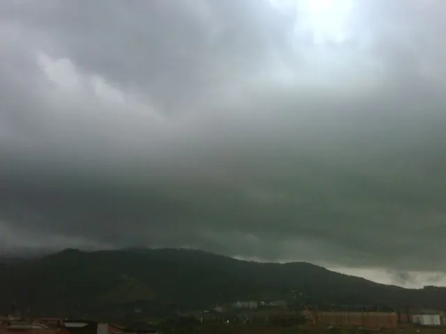 Cielo negro, vistas del Pagasarri | fotos de Última hora