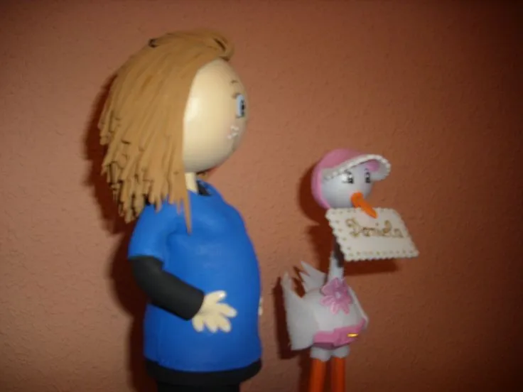 Cigüeña acompañada de fofucha embarazada,totalmente personalizada ...