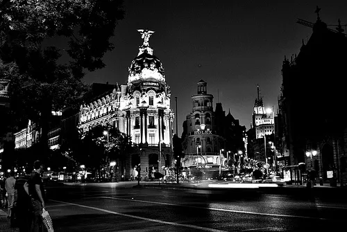 Ciudad de noche blanco y negro - Imagui