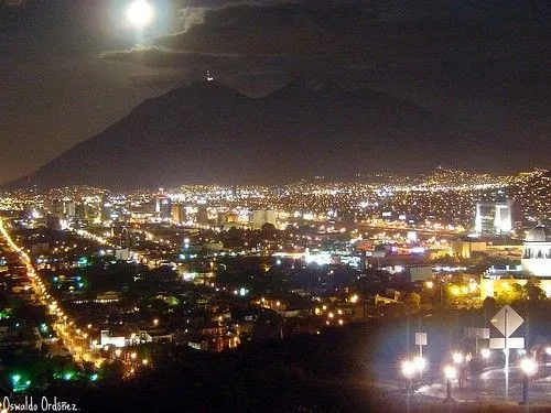 Mi ciudad de noche. - a photo on Flickriver