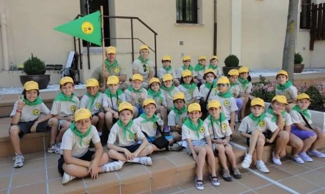 Club de exploradores para niños y cuerdas al aire para mayores ...