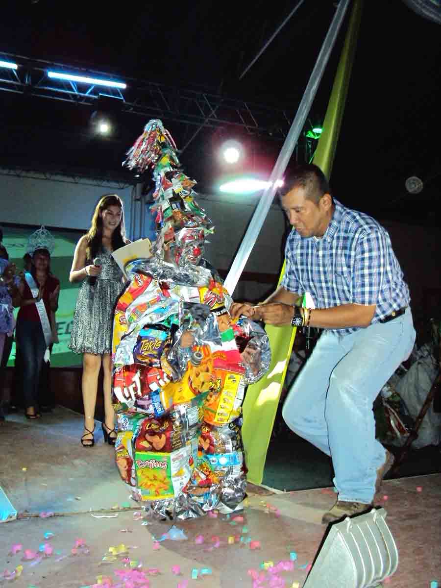 Trajes típicos en material reciclable para niños - Imagui