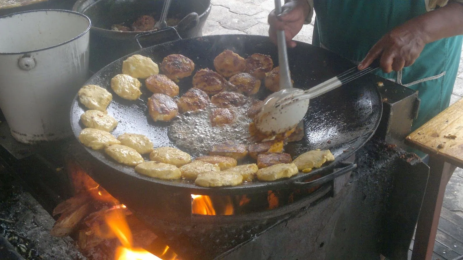 COCINA ECUATORIANA: Tortillas de maiz rellenas de queso y hechas a ...