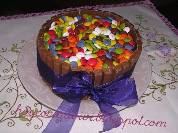 Hoy cocina Vivi: Una tarta - sorpresa para Lucía...Tarta de KitKat ...