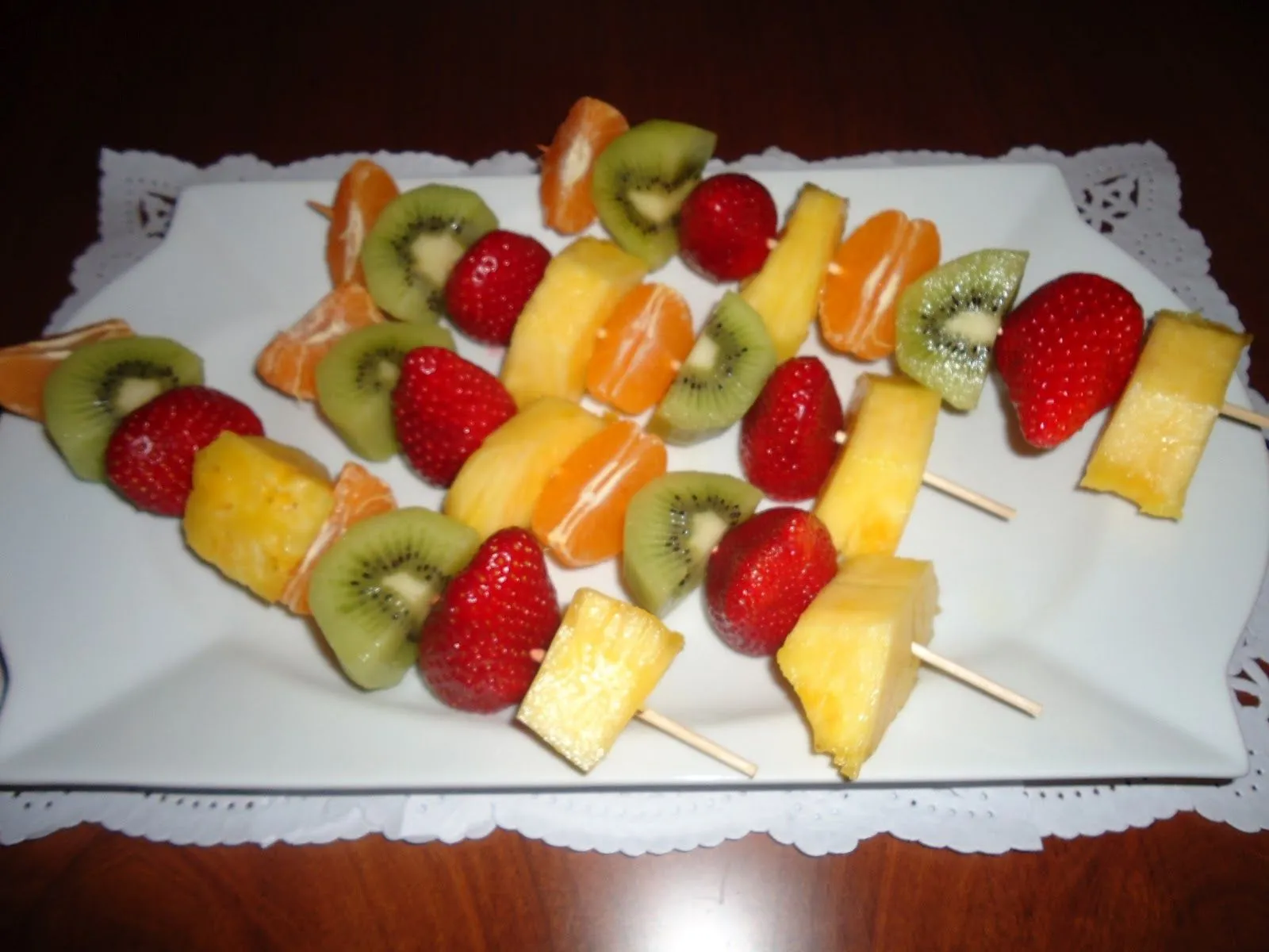 yo cocino mucho: BROCHETAS DE FRUTA CON CHOCOLATE ( PARA 4 PERSONAS )