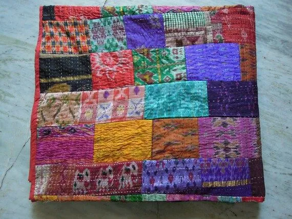 Colcha Vintage indio viejo Kantha Sari de seda por Labhanshi
