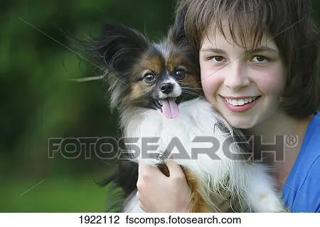 Colección de foto - un, niña, abrazos, ella, papillon, perro, un ...