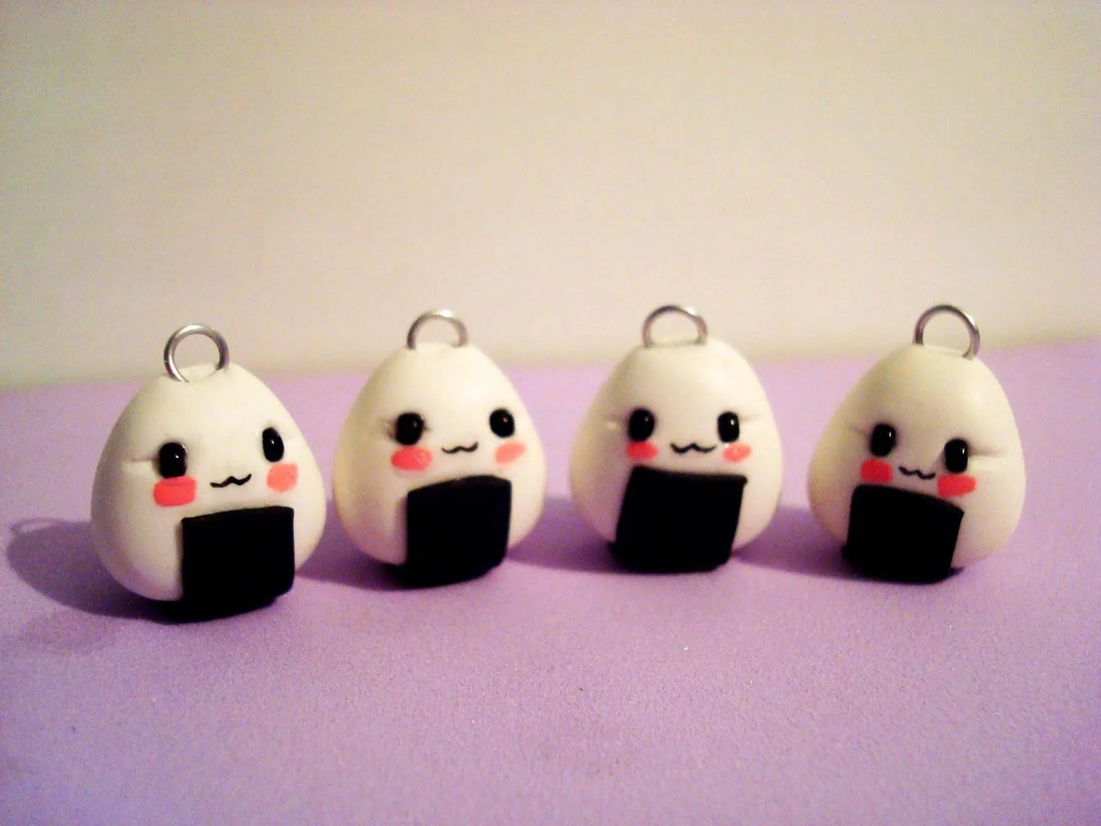 colgadores con forma de onigiri para celular hecho en masa flexible