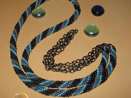 Collar tejido en mostacillas - Imagui