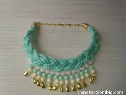 Collares y accesorios modernos para mujer en Medellín: teléfono