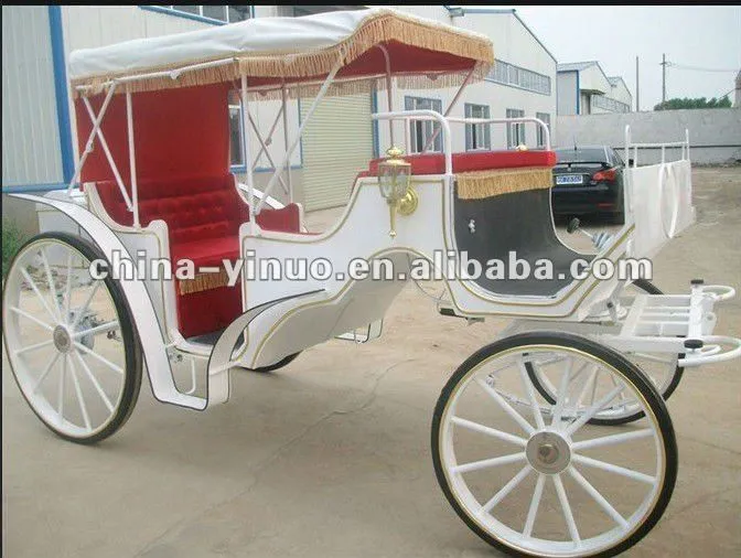 Color blanco hermoso vis-vis coche de caballos para hacer turismo ...