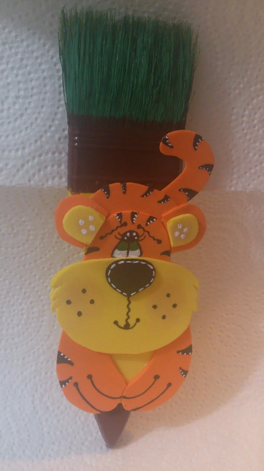 Colorin Colorado, todo hecho a mano: Brocha decorada con goma eva