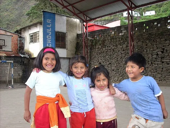  ... .com imagenes Viajes Bolivia La Ruta del Takesi niños_jugando.jpg