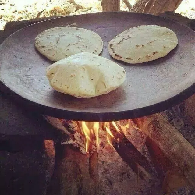 Comales de barro, metates, molcajetes, y utensilios de cocina on ...