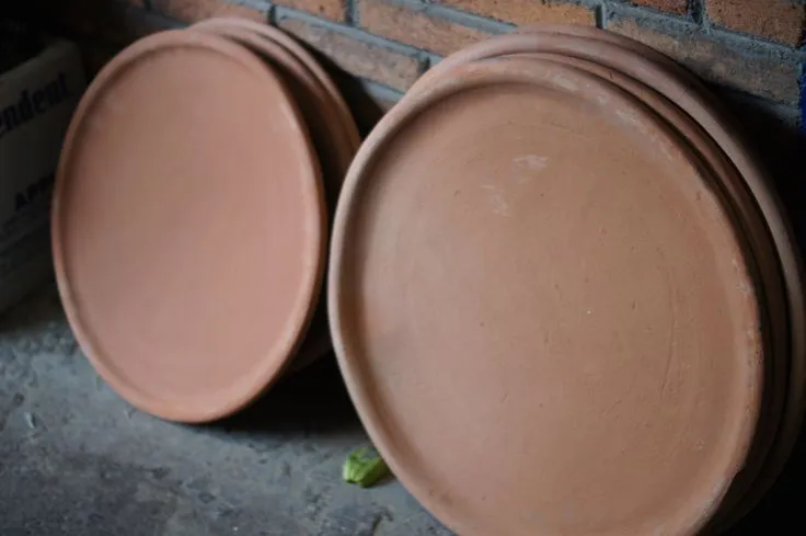 Comales de barro, metates, molcajetes, y utensilios de cocina on ...