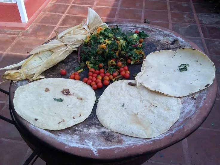 Comales de barro, metates, molcajetes, y utensilios de cocina on ...