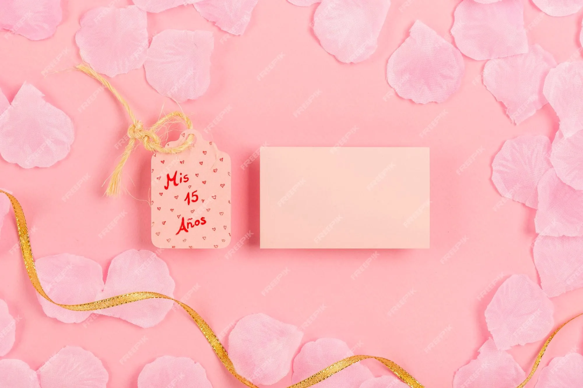 Composición de quinceañera con tarjeta vacía sobre fondo rosa | Foto Gratis