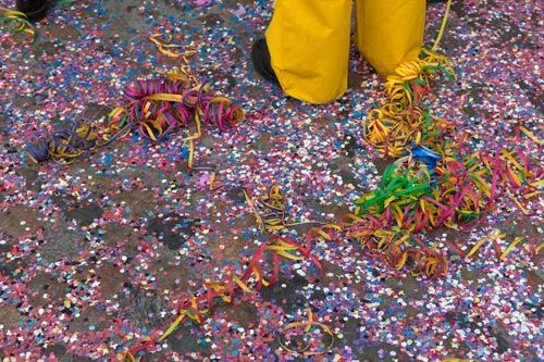 Confeti después de un largo día de carnaval