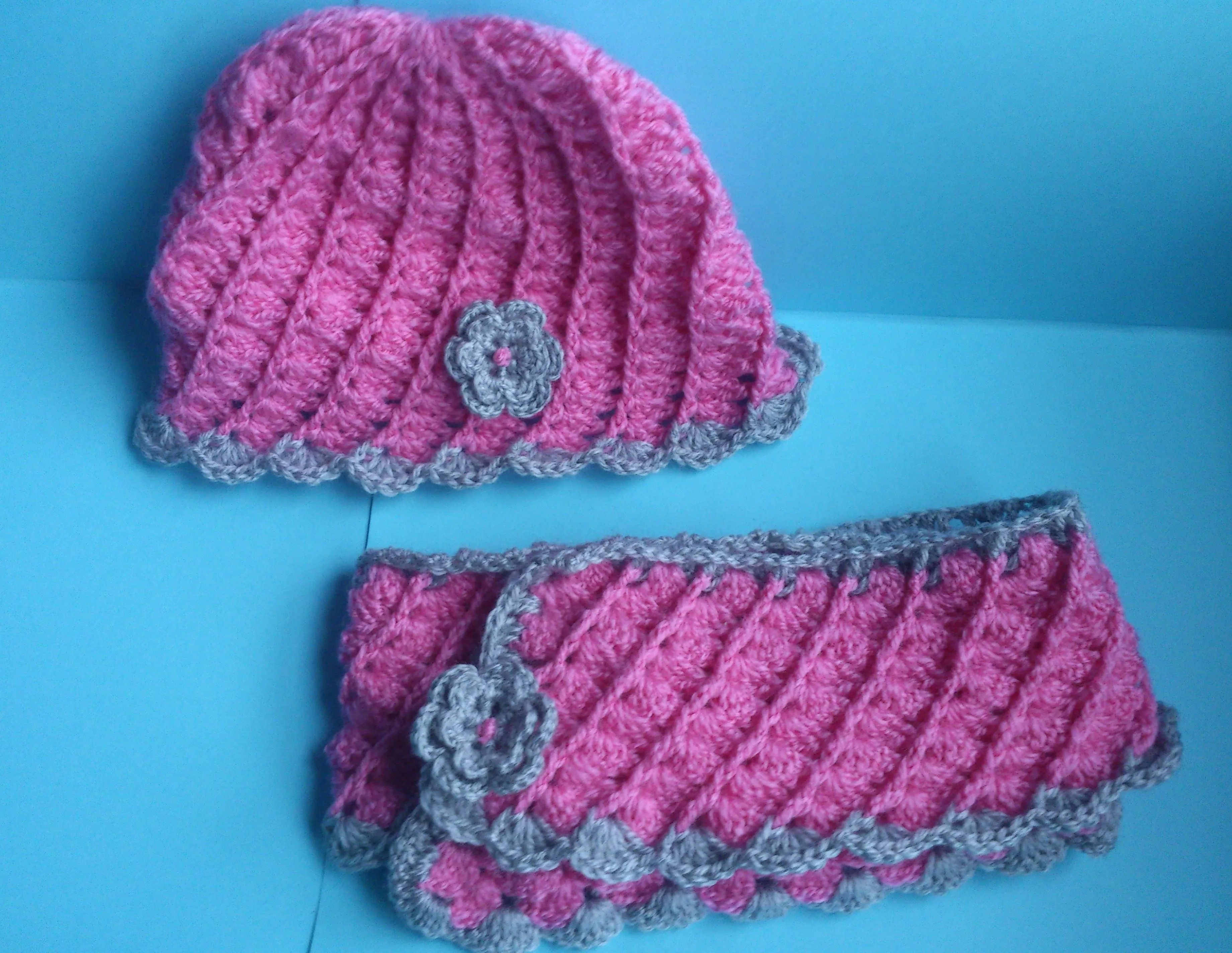 Un conjunto de bufanda y gorro para niña,tejido en crochet,en ...