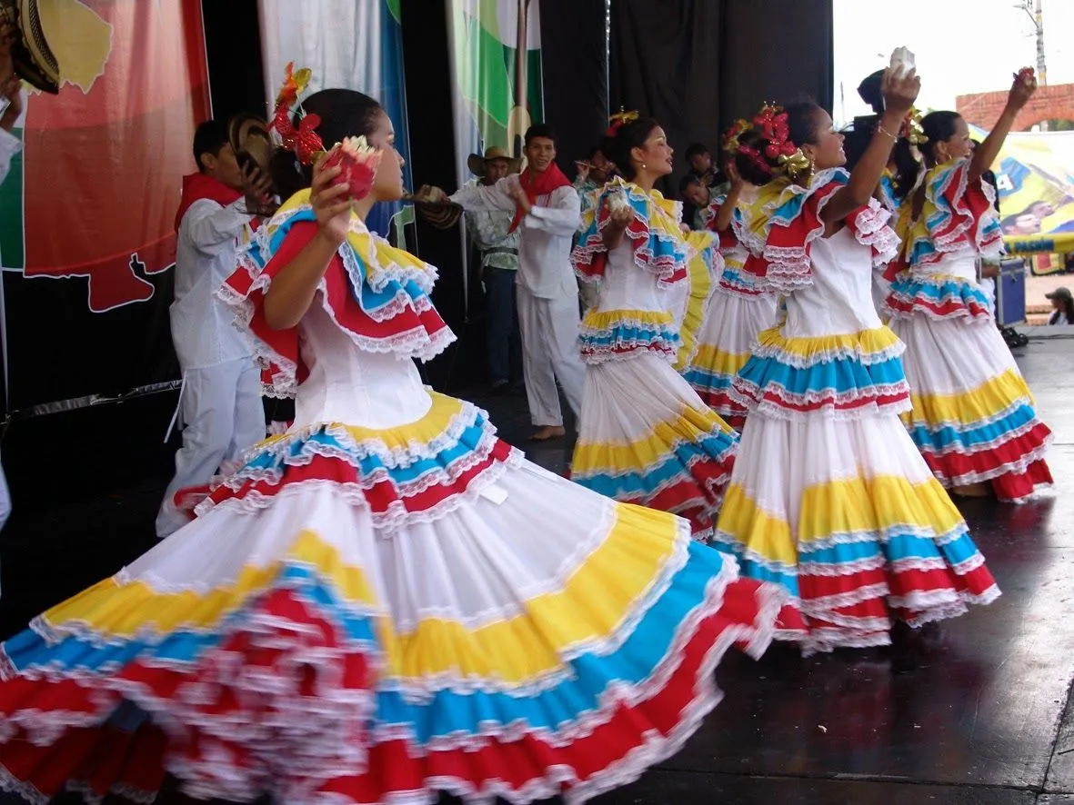 consejo sobre la cultura colombiana: LA DANZA FOLCLORICA COLOMBIANA