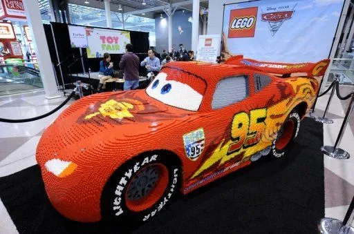 Construyen Rayo McQueen con 325.000 piezas de lego :: Cortos ...