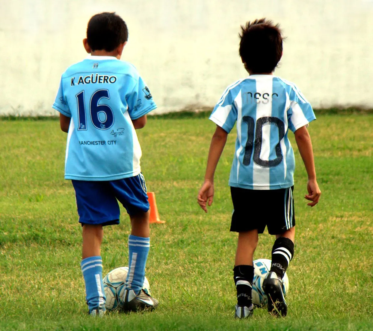 Chicos jugando futbol - Imagui