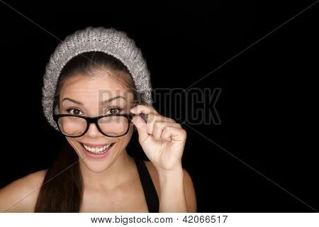 Cool mujer estudiante de hipster usar gafas y sombrero aislada ...