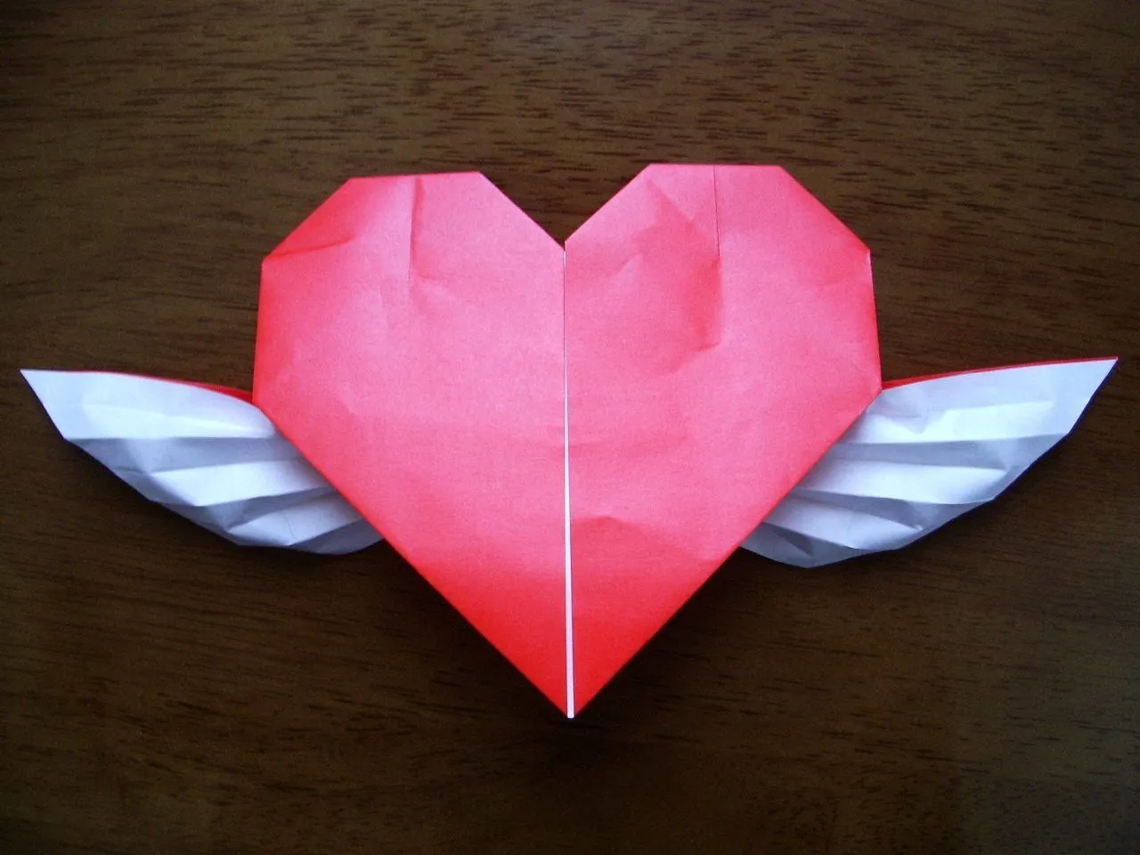 Corazón de papel con alas :: Imágenes y fotos