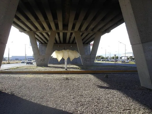 Corazones con alas bajo el puente