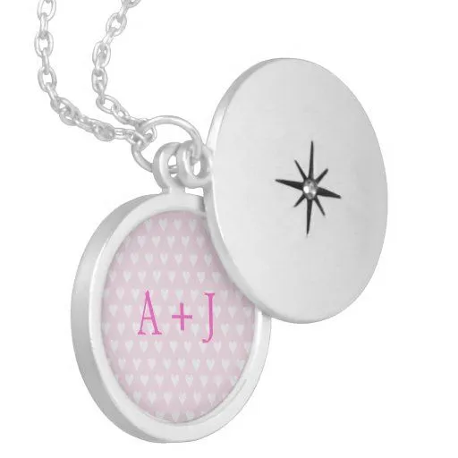 Corazones rosados del amor de las iniciales de los collares de Zazzle.