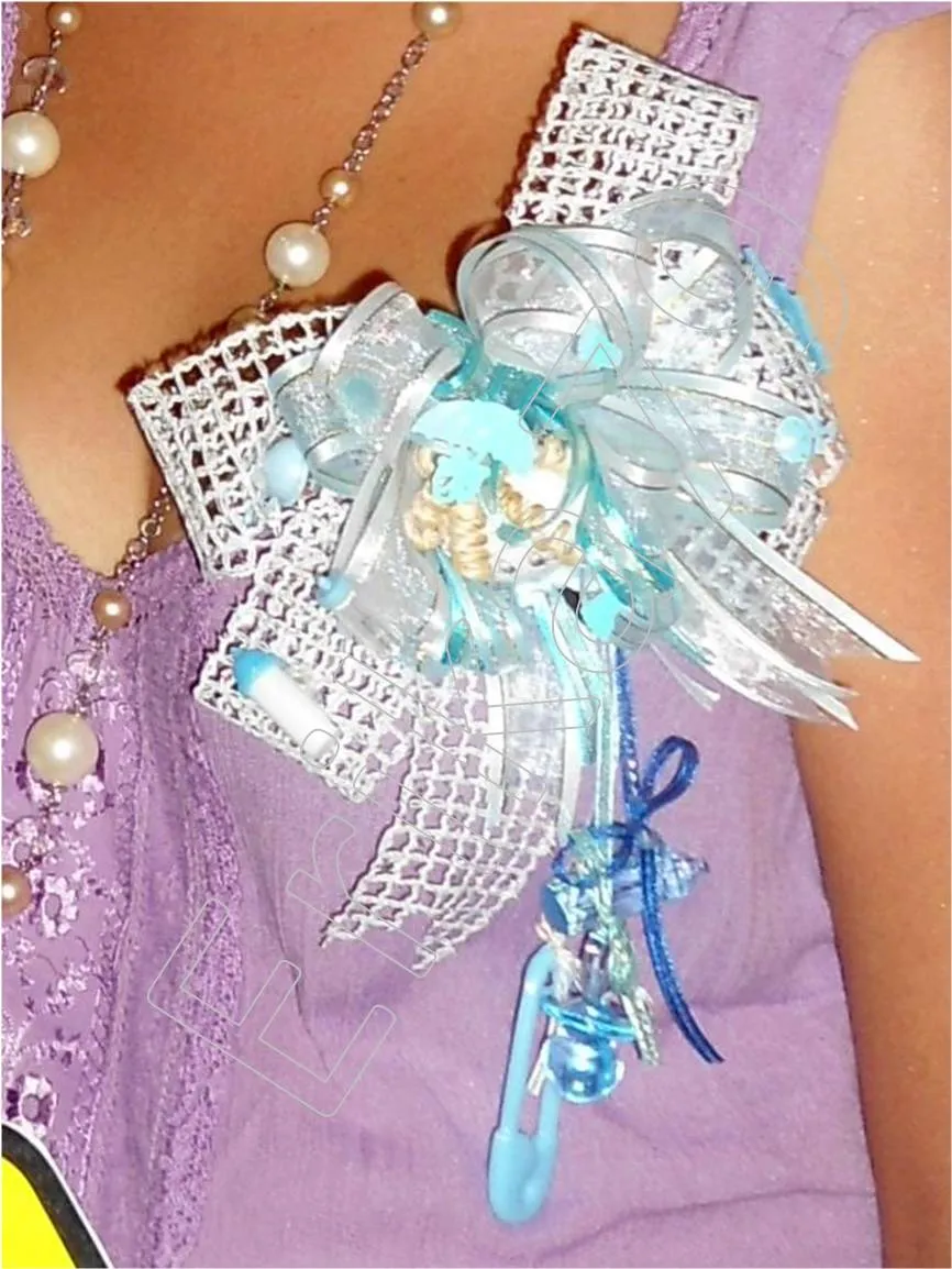 Como hacer un corsage para baby shower con listón - Imagui