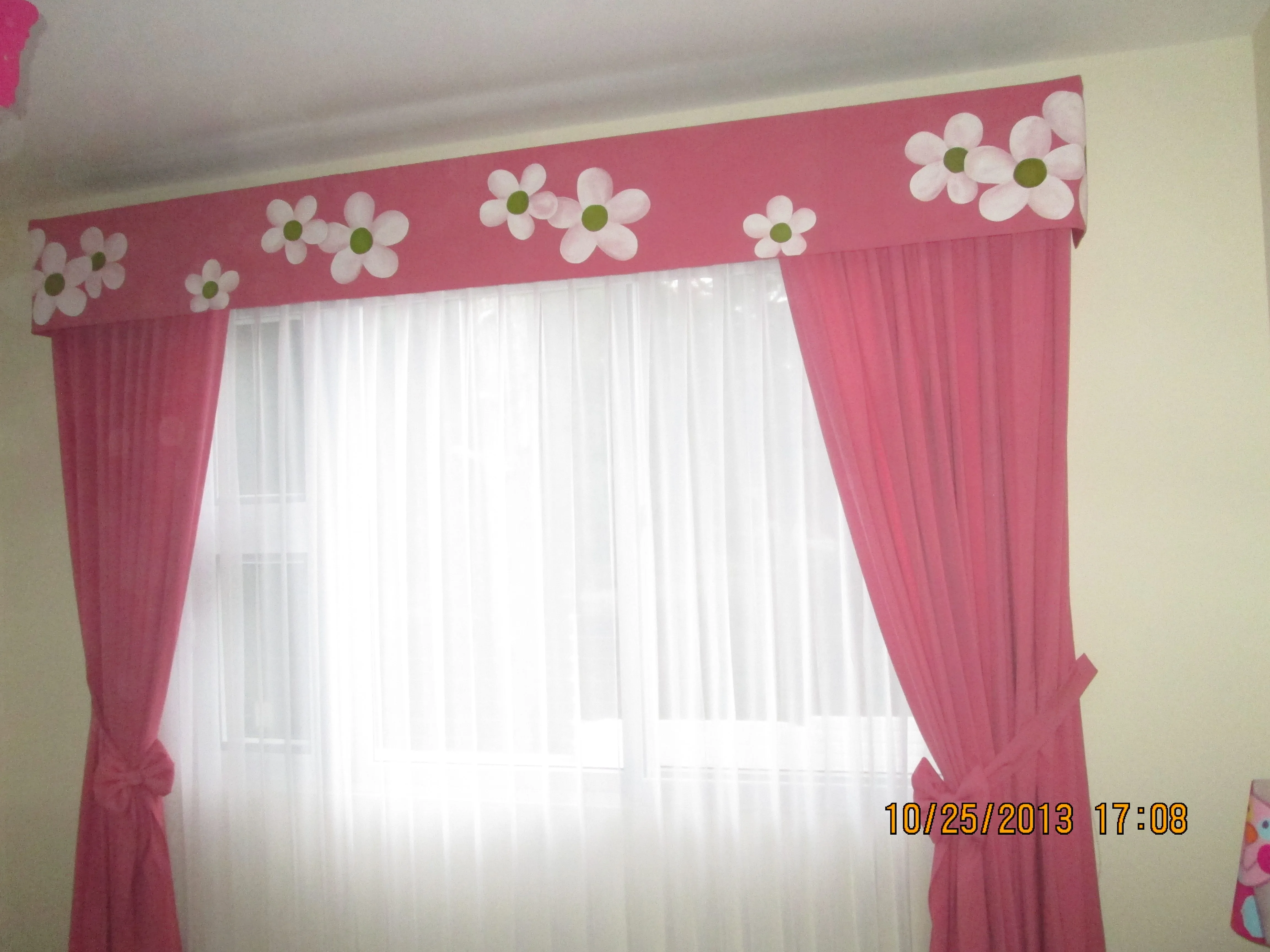 Cortinas para dormitorio de niña. La cenefa tiene pintado a mano ...