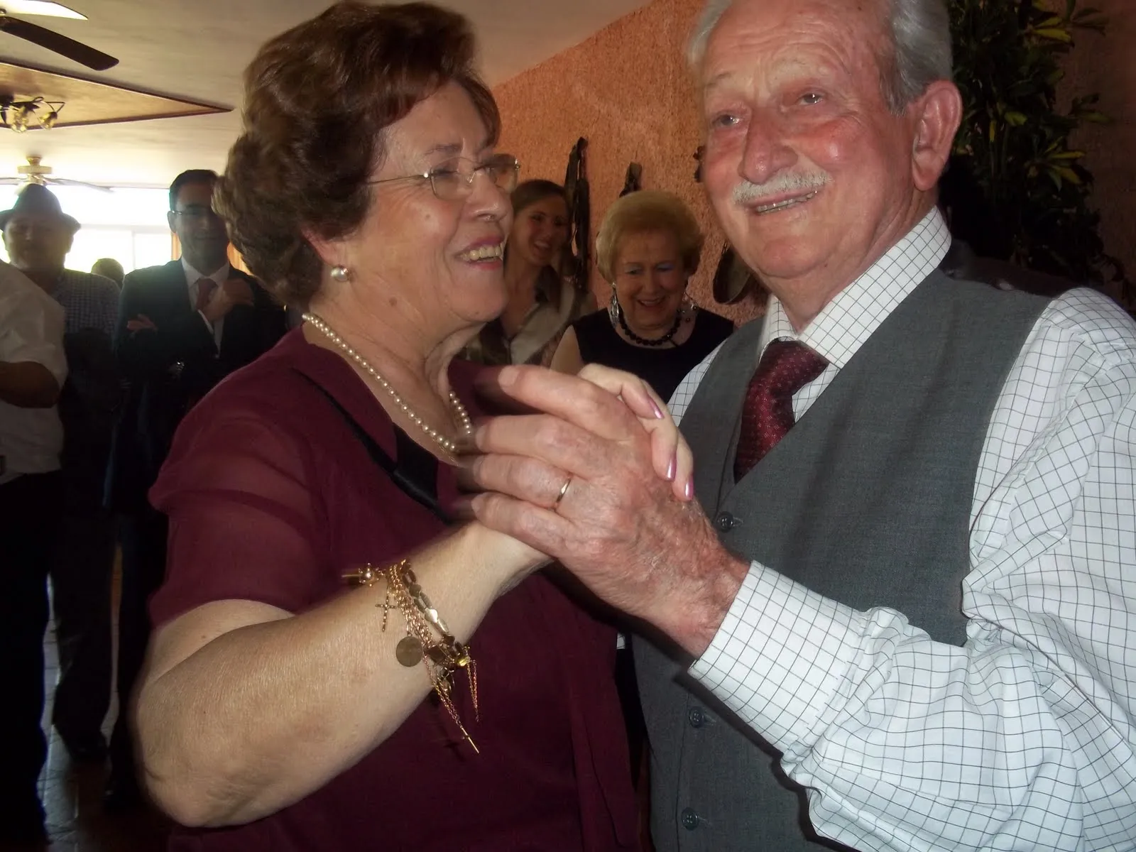 MIS COSAS: 50 AÑOS DE FELICIDAD EN SU MATRIMONIO