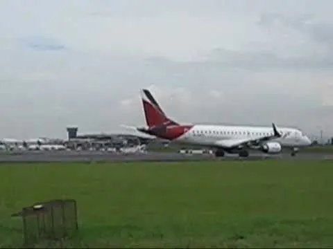 Costa Rica Aviones despegando y aterrizando 17 sept 11 - YouTube